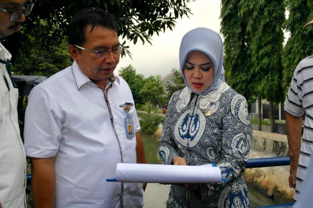 Intan Fauzi Kawal Perbaikan Tanggul Kali Bekasi di Kemang Pratama