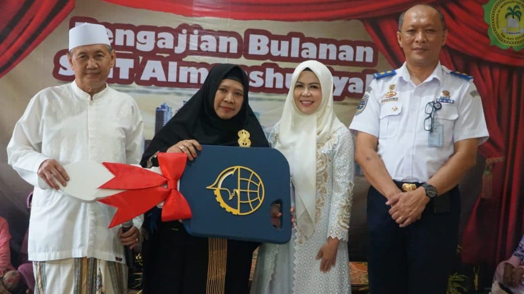 Pemberian 1 Unit Bus Aspirasi Anggota DPR RI Intan Fauzi Kepada Yayasan Pendidikan Al Mansyuriah Depok