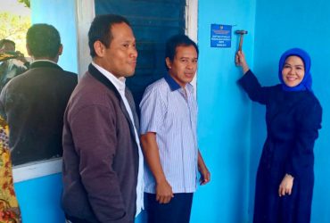 Anggota DPR RI Intan Fauzi Pasang Papan Peneng BSPS di Depok