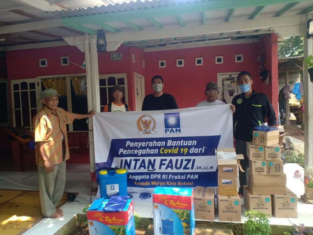 Intan Fauzi Serahkan Bantuan Pencegahan Covid-19 kepada Warga Kota Bekasi dan Depok