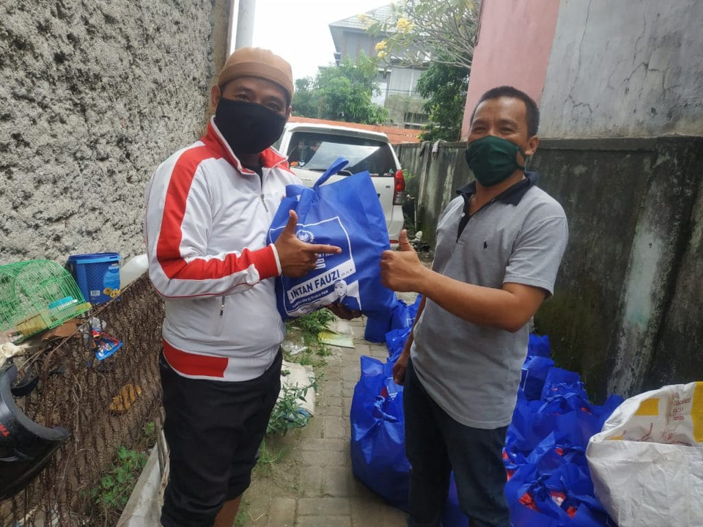 Intan Fauzi Salurkan Paket Sembako ke 23 Kecamatan se Kota Bekasi dan Kota Depok