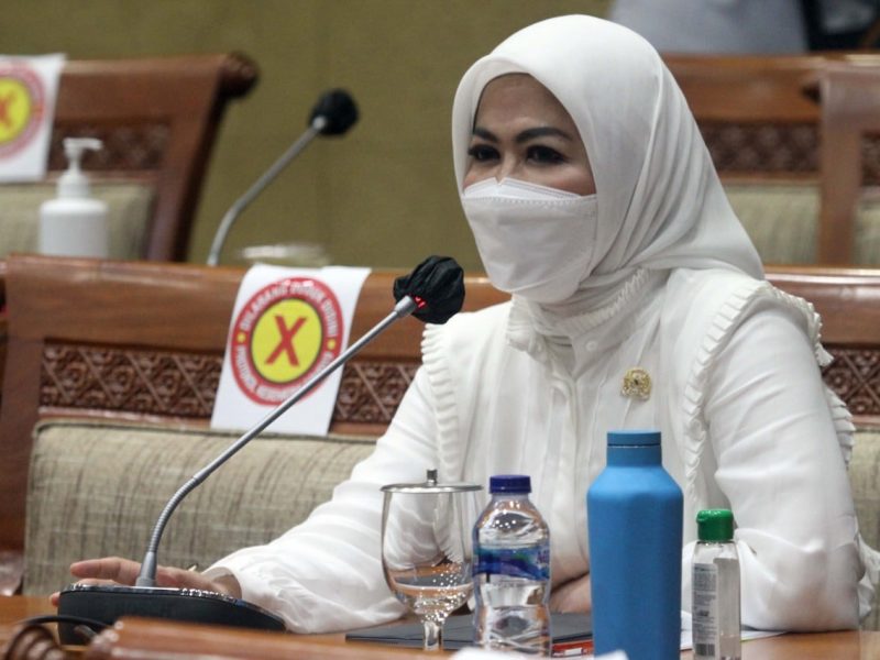 Anggota DPR RI Komisi IX, Hj Intan Fauzi, SH, LL.M saat Rapat Kerja Membahas APBN Kementerian
Kesehatan RI Tahun Anggaran
2021 dan Proyeksi Penambahan
Anggaran Kementerian Kesehatan
RI dari Anggaran Penanganan
Covid-19 di Jakarta, Senin (8/2)
