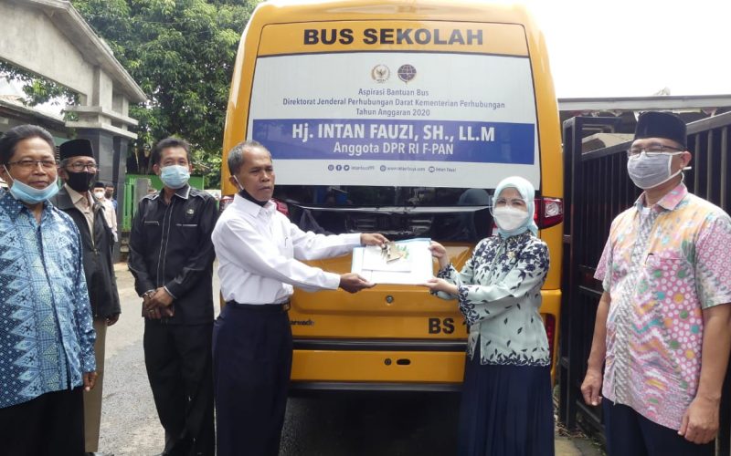 Hj. Intan Fauzi, SH. LLM, Anggota DPR RI menyerahkan aspirasi 1 Bus sekolah yang diberikan kepada Yayasan Taufiqurrahman, Depok. Senin 8/2/2021.