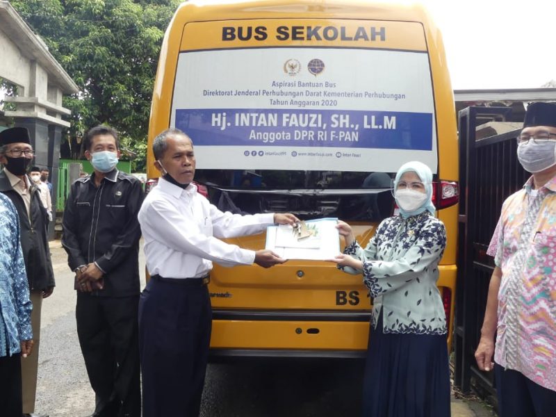 Hj. Intan Fauzi, SH. LLM, Anggota DPR RI menyerahkan aspirasi 1 Bus sekolah yang diberikan kepada Yayasan Taufiqurrahman, Depok. Senin 8/2/2021.